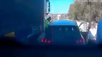 Çeşme'de Jandarma Personeli Tır ile Otomobil Arasında Sıkıştı: Ölümden Döndü