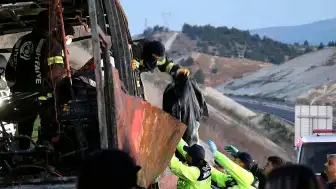 Denizli'de Feci Kazada Otobüs Metal Yığınına Döndü: 8 Kişi Hayatını Kaybetti