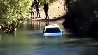 Dicle Nehri Kenarında Park Edilen Otomobil Sular Altında Kaldı