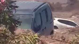 Doğu Akdeniz'de Şiddetli Sağanak: Dörtyol'da Caddeler Sular Altında Kaldı, Araçlar Zarar Gördü
