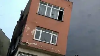 Erdek'te İnşaat Kazısı Nedeniyle 2 Katlı Bina Yıkıldı