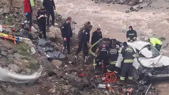 Erzincan'da otomobil dereye yuvarlandı: 2 kişi hayatını kaybetti, 1 kişi yaralandı