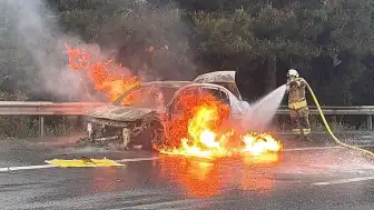 Esenyurt'ta Seyir Halindeki Otomobilde Yangın Çıktı