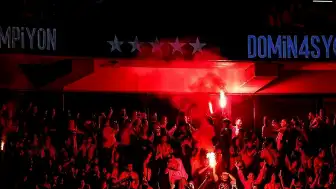 Galatasaray Şampiyonluğunu Taraftarıyla Kutluyor