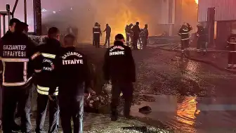 Gaziantep'te Mobilya Fabrikasında Yangın: Ekipler Müdahale Ediyor