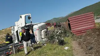 Gaziantep'te Tır Devrildi: Sürücü Yaralandı