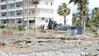 Hatay'da Şiddetli Sağanak: Cadde ve Sokaklar Sular Altında Kaldı, 17 Araç Hasar Gördü