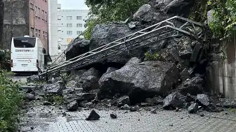 Hopa'da Heyelan: Dev Kayalar Sokağı Kapattı, Trafik Durdu