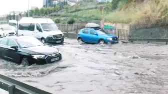 İstanbul'da Ani Yağış Hayatı Felç Etti, Kuvvetli Sağanak Uyarısı Sürüyor