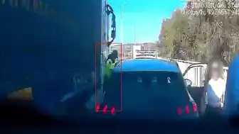 İzmir-Çeşme Otoyolu'nda Tehlikeli Anlar: Jandarma Personeli Tır ile Otomobil Arasında Sıkıştı
