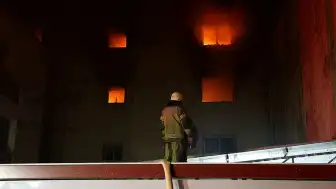 İzmir'de 5 Katlı Ayakkabı İmalathanesinde Yangın: 1 Kişi Dumandan Etkilendi