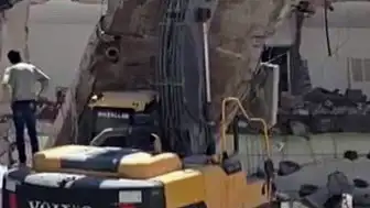 Kahta'da Yıkım Sırasında İş Makinesinin Üzerine Beton Bloğu Düştü