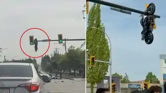 Kanada'da Trafik Kazası: Motosiklet Trafik Işığında Asılı Kaldı