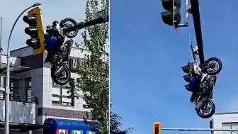 Kanada'da Trafik Kazası: Motosiklet Trafik Lambasında Asılı Kaldı