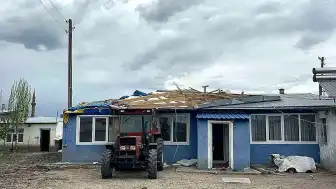 Kars'ta Şiddetli Rüzgar Maddi Hasara Yol Açtı: Çatılar Uçtu, Güneş Panelleri Savruldu