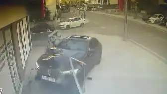 Kocaeli'de Otomobil İş Yerine Girdi: Kaza Anı Kamerada