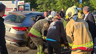 Köprü Girişinde Bariyerlere Çarpan Cip Faciasında 5 Kişi Yaralandı