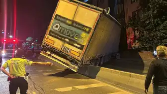 Küçükçekmece'de Yokuş Aşağı Kayarken Refüje Çıkan Tır Caddeyi Ulaşıma Kapattı