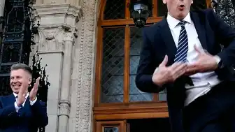 Macar Sağlık Bakanı Hegedus'tan Ulusal Meclis Önünde Coşkulu Dans Performansı