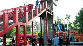 Manisa'da Üst Geçit Asansöründe Sıkışan Genç Hayatını Kaybetti