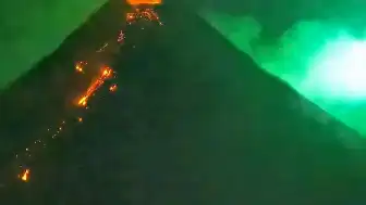 Mayon Yanardağı Üzerinde Meteor Görüntülendi