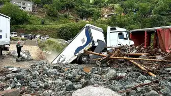 Osmaniye'de Sağanak Yağış Heyelana Neden Oldu: 6 Tır Zarar Gördü, Köy Yolları Kapandı