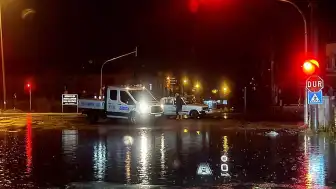 Osmaniye'de Sağanak Yağış Sele Neden Oldu: Araçlar Suda Mahsur Kaldı