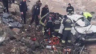 Otomobil Dereye Yuvarlandı: 2 Kişi Hayatını Kaybetti, 1 Kişi Yaralandı