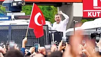 Özgür Özel, TOMA Üzerine Çıkarak Meclis'e Yürüdü