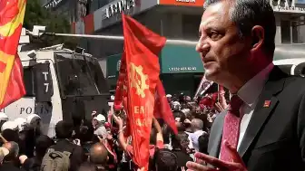Özgür Özel'in İzmir Mitingi Öncesi Cumhuriyet Meydanı'nda Gerginlik: TOMA'lı Müdahale