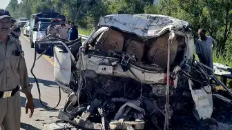 Pakistan'da Trafik Kazası: 17 Kişi Hayatını Kaybetti