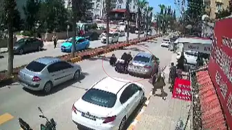 Park Halindeki Araca Çarpan Mopedden Yere Savrulan 2 Kişi, Sürücünün Dikkatli Davranışıyla Ezilmekten Kurtuldu