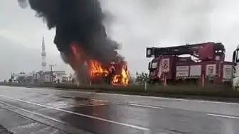 Sakarya'da Yolcu Otobüsü Motor Kısmından Alev Aldı