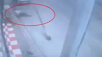 Seyhan'da Yolda Yürüyen Kişinin Üzerine Aydınlatma Direği Devrildi