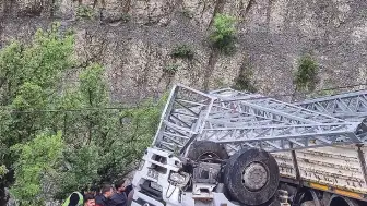 Şırnak'ta Elektrik Direği Taşıyan Kamyon Şarampole Yuvarlandı: 1 Kişi Hayatını Kaybetti