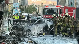 Şişli'de İş Yerine Giren Otomobil Yangına Neden Oldu: 2 Yaralı