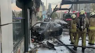 Şişli'de Otomobil İş Yerinde Girdi: 2 Yaralı
