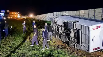 Taraftarları Taşıyan Midibüs Devrildi: 25 Yaralı