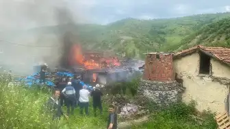 Tokat'ın Zile İlçesinde Ahşap Evde Yangın: 2 Katlı Yapı Kullanılmaz Hale Geldi