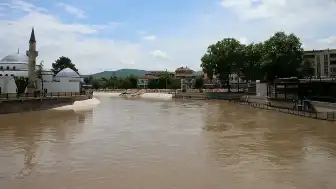 Tokat'ta Yeşilırmak Taşkın Riski: Ev ve İş Yerleri Tahliye Ediliyor, Eğitime Ara Verildi