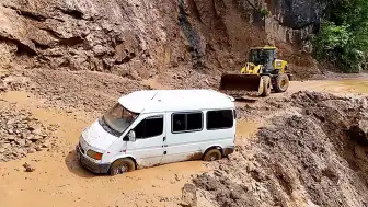 Trabzon'da Heyelan Nedeniyle Minibüs Çamura Saplandı: 3 Kişi Kurtarıldı