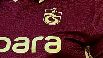 Trabzonspor Bayraklarına Bıçaklı Saldırı Girişimi Kamerada