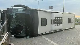 Yolcu Otobüsü Kontrolden Çıkarak Devrildi: 25 Yaralı
