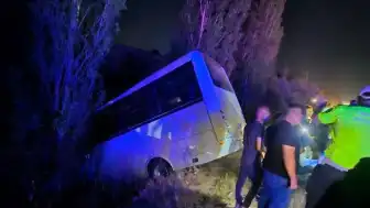 Ankara Mamak'ta servis minibüsü ile otomobil çarpıştı: 8 yaralı