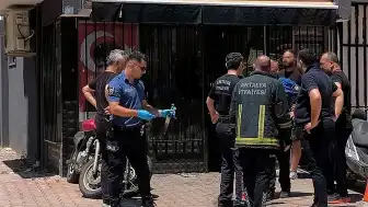 Antalya'da Kendini Yakma Girişimi: Bıçaklı Şahıs Ekipleri Karşı Karşıya Getirdi