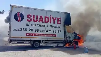 Ataşehir'de Park Halindeki Kamyonet Küle Döndü
