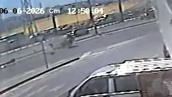 Avcılar'da D-100 Karayolu'nda otomobil aydınlatma direğine çarptı: 2 yaralı