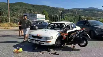 Aydın'da Üç Araçlı Kazada Motosiklet Otomobile Saplandı: 2 Yaralı