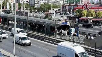 Beylikdüzü Metrobüs Durağında Bıçaklı Kavga: F.A. Hayatını Kaybetti