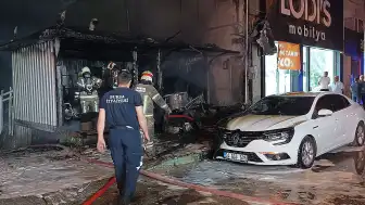 Bursa'da Depoda Çıkan Yangın Otomobile Sıçradı